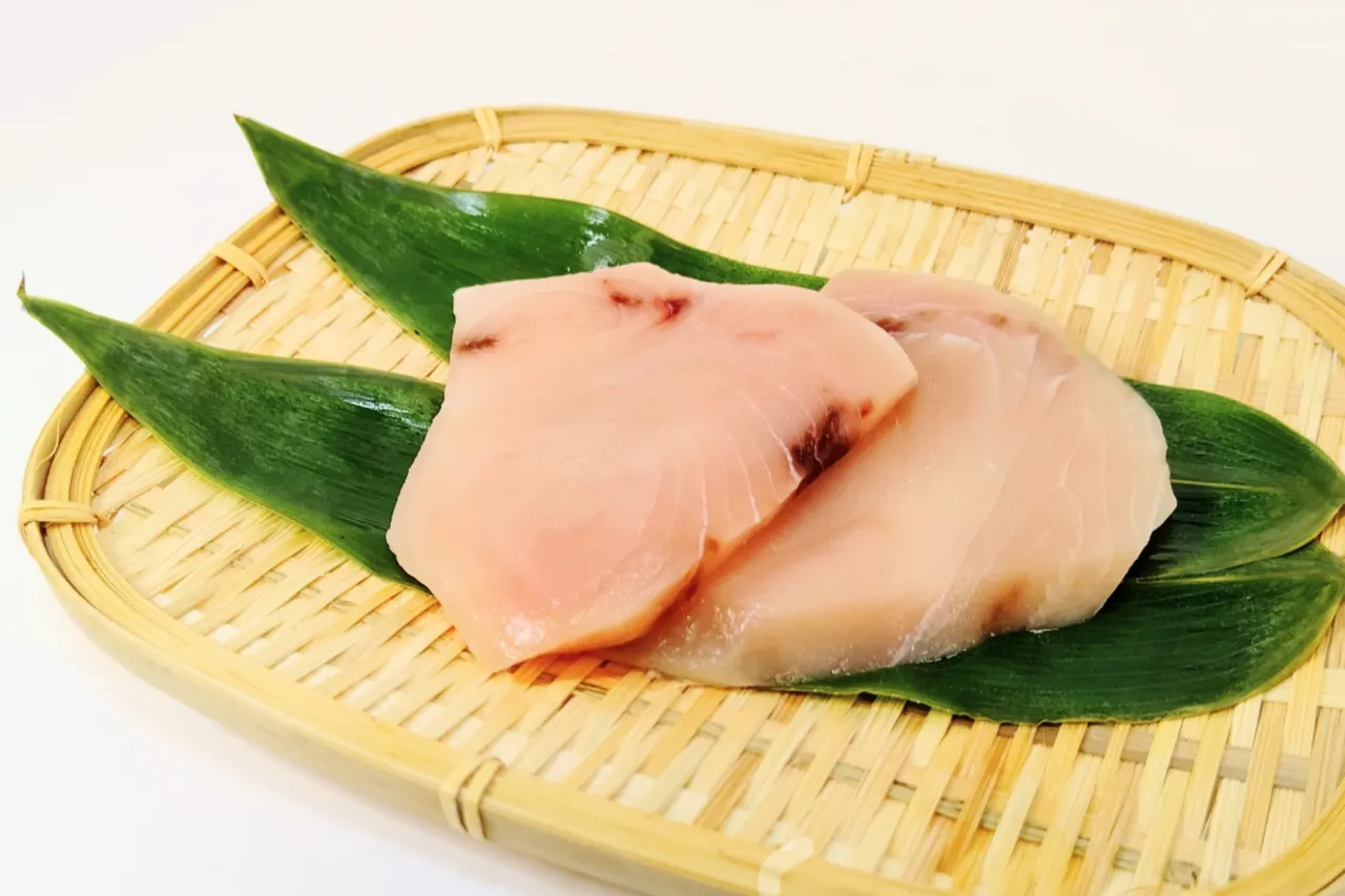 旗魚富含優質蛋白質、DHA、EPA與維生素B群,是高蛋白低脂肪的營養海鮮代表,但因屬大型掠食魚類,孕婦與幼童應留意攝取頻率與食用量。